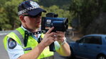 Video jak měří laserovým radarem dopravní policie